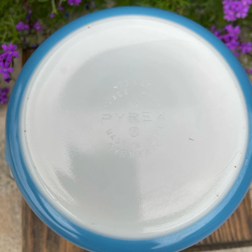 Vintage Pyrex 1 quart Blue Snowflake Garland Pattern Casserole with Clear Lid - Picture 2 of 2